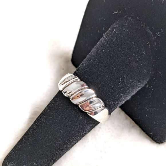 Vintage Sterling Silver Diagonal Groove or Crossoint Style Ring - Picture 2 of 12